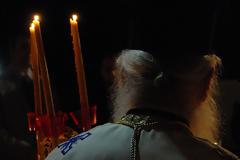 «Όχι, Σεβασμιώτατε.  Μην το κάνεις αυτό, μη διώξεις τον παπά μας!»