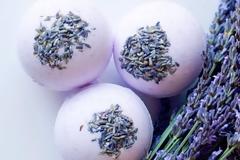 Bath bombs με λεβάντα για τις μέρες που χρειάζεσαι μία έξτρα δόση χαλάρωσης