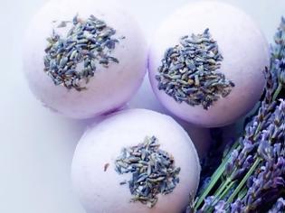 Φωτογραφία για Bath bombs με λεβάντα για τις μέρες που χρειάζεσαι μία έξτρα δόση χαλάρωσης