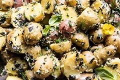 Η καλύτερη σαλάτα με πατάτες και μυρωδικά που έχεις δοκιμάσει!