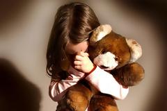 Ανήλικα θύματα ενδοοικογενειακής βίας και βιασμού στην Ελλάδα – Τι δείχνουν τα στοιχεία της ΕΛ.ΑΣ.