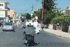 Νομίζαμε ότι τα είχαμε δει όλα! Δείτε τι φόρτωσε στο μηχανάκι του στα Χανιά [photos]