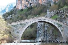 Ζαγόρι: «Χρυσοθήρες» ξήλωσαν το γεφύρι Μίσιου για να βρουν... θησαυρό!