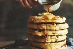 Διαιτητικά pancakes με σιρόπι σφενδάμου: Τα δοκιμάσαμε και δεν το πιστεύαμε