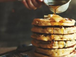 Φωτογραφία για Διαιτητικά pancakes με σιρόπι σφενδάμου: Τα δοκιμάσαμε και δεν το πιστεύαμε