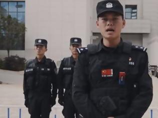 Φωτογραφία για Επικό βίντεο της κινεζικής αστυνομίας με συμβουλές σε περίπτωση επίθεσης με μαχαίρι
