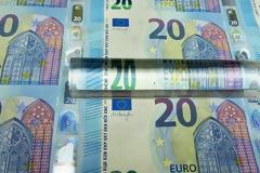 Έρχεται το τέλος των μετρητών για συναλλαγές πάνω από 200 ευρώ