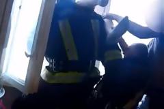 Η πιο απίστευτη διάσωση αυτόχειρα έγινε στη Λετονία: Ο πυροσβέστης τον έπιασε κυριολεκτικά στον αέρα [video]