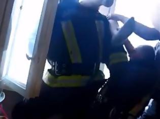 Φωτογραφία για Η πιο απίστευτη διάσωση αυτόχειρα έγινε στη Λετονία: Ο πυροσβέστης τον έπιασε κυριολεκτικά στον αέρα [video]