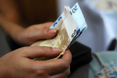 Οι λεπτομέρειες για την αύξηση του ορίου αναλήψεων και τα capital controls