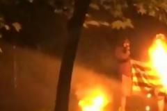 Πρόκληση από αναρχικούς: Εκαψαν ελληνική σημαία κατά τη διάρκεια των επεισοδίων στα Εξάρχεια [photo]