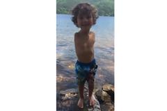 Τερατώδες: Απαγόρευσαν σε παιδάκι χωρίς χέρια να φάει με τα πόδια [video]