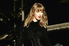 H Taylor Swift απέλυσε τον φίλο και χορευτή της