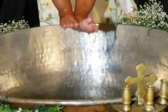 Σφαγή στην Πάτρα: Γιαγιά διακόπτει έξαλλη τη βάπτιση της Εγγονής. 