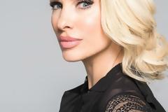 Η Ελένη Μενεγάκη προκαλεί ζαλάδα φορώντας μπικίνι στην παραλία