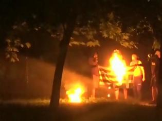 Φωτογραφία για Πρόκληση: Αντιεξουσιαστές έκαψαν ελληνική σημαία κατά τη διάρκεια των επεισοδίων στα Εξάρχεια. Συλλήψεις-προσαγωγές μηδέν !!