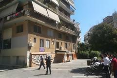 Αστυνομία: Ο ανήλικος στο Αγρίνιο έβγαλε το βρέφος έξω από τα κάγκελα του μπαλκονιού