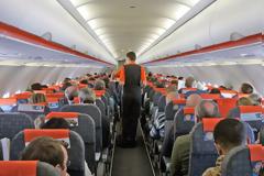 Συμβουλές «επιβίωσης» στα πολύωρα ταξίδια με αεροπλάνο