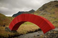 ΑΠΙΣΤΕΥΤΟ: Μπορείτε να καταλάβετε από τι είναι φτιαγμένη αυτή η γέφυρα;