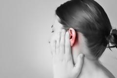 Βούλωσαν τα αυτιά σας; Τι το προκάλεσε και πώς θα το αντιμετωπίσετε με φυσικούς τρόπους;