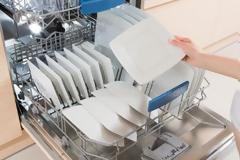 Διαβάστε γιατί δεν πρέπει να καθαρίζετε τα πιάτα πριν τα βάλετε στο πλυντήριο