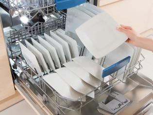 Φωτογραφία για Διαβάστε γιατί δεν πρέπει να καθαρίζετε τα πιάτα πριν τα βάλετε στο πλυντήριο