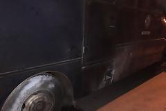 Βίντεο από το φλεγόμενο λεωφορείο των ΜΑΤ στη Θεσσαλονίκη