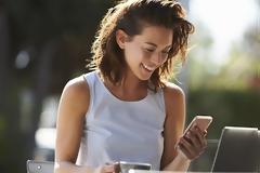 Tech neck: Δες πως το κινητό σου απειλεί την ομορφιά σου και την υγεία σου