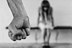 «Ακόμα ακούω τα κλάματα...»: μαρτυρίες φοιτητών - θυμάτων σεξουαλικής κακοποίησης