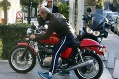 Η απάντηση του Πέτρου Κωστόπουλου για τη στάθμευσή του σε θέση ΑΜΕΑ