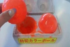 Μπορείς να μαντέψεις τι ακριβώς κάνουν αυτές εδώ οι πορτοκαλί μπάλες; [video]