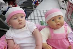 20 αστείες φωτογραφίες μωρών που μοιάζουν απίστευτα με της κούκλες τους... [photos]