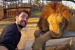 Αυτός ο άντρας ταξίδεψε σε όλο τον κόσμο για να βγάλει μια καταπληκτική selfie 360° [video]