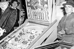 Κοινωνικοί πανικοί που προκλήθηκαν από την έλευση του καινούριου - Ηθική αναστάτωση για αιτίες… ψύλλου πήδημα [photos]