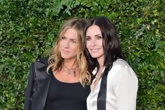 Τα «φιλαράκια» θα γίνουν και κουμπαράκια!