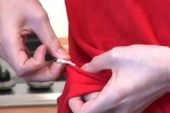 Πώς να αφαιρέσετε κόλλα και τσίχλα από τα ρούχα σας
