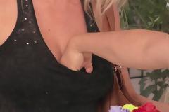 Video: Απαγορεύεται να ψάχνεις σε ξένο μπούστο