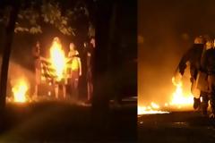 Πρόκληση αναρχικών στα Εξάρχεια: Έκαψαν την ελληνική σημαία