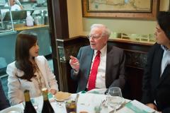 ΗΠΑ: Η τιμή για ένα γεύμα με τον Ουόρεν Μπάφετ είναι 3.300.100 δολάρια!