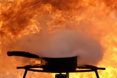 Πήγαν να σβήσουν φωτιά από καυτό λάδι με νερό - Δείτε τι έγινε [video]