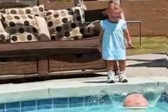 Ένα κοριτσάκι ρίχνει μια μπάλα σε μια πισίνα, αυτό που ακολουθεί θα σας κόψει την ανάσα... [video]
