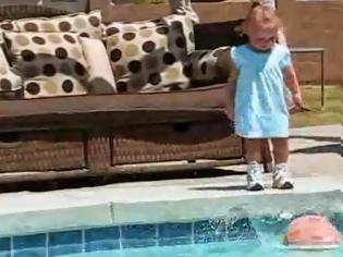 Φωτογραφία για Ένα κοριτσάκι ρίχνει μια μπάλα σε μια πισίνα, αυτό που ακολουθεί θα σας κόψει την ανάσα... [video]