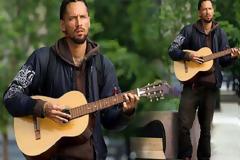 Ο άστεγος γιος του Τομ Τζόουνς ζητιανεύει στους δρόμους παίζοντας κιθάρα