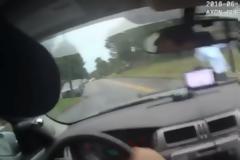 Bίντεο δείχνει αστυνομικό να πατά επίτηδες με το αμάξι του ύποπτο σε καταδίωξη