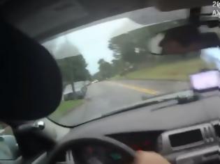 Φωτογραφία για Bίντεο δείχνει αστυνομικό να πατά επίτηδες με το αμάξι του ύποπτο σε καταδίωξη