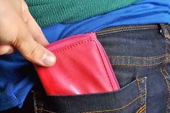 Οι αστυνομικοί έπιασαν τους πορτοφολάδες και ο τουρίστας έβγαζε σέλφι μαζί τους για να τους ευχαριστήσει