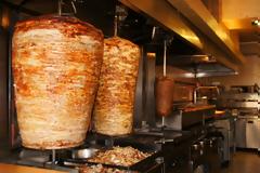 Η αφίσα σουβλατζίδικου που έχει ρίξει το διαδίκτυο