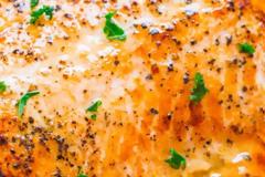 Νόστιμος σολομός στο φούρνο με σκόρδο, λεμόνι και βούτυρο!