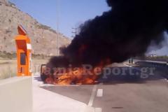 Φθιώτιδα: Κάηκε ολοσχερώς αυτοκίνητο στο οποίο επέβαινε ζευγάρι με μωρό
