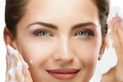 Πρέπει να χρησιμοποιείς δύο διαφορετικά καθαριστικά προσώπου;